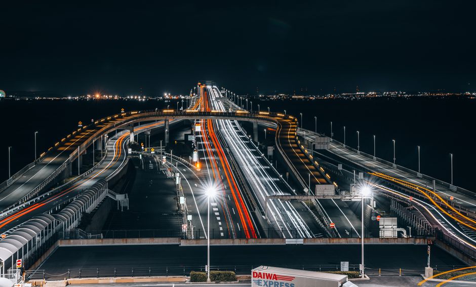 東京灣彩虹大橋夜間車流劃出絢麗光軌