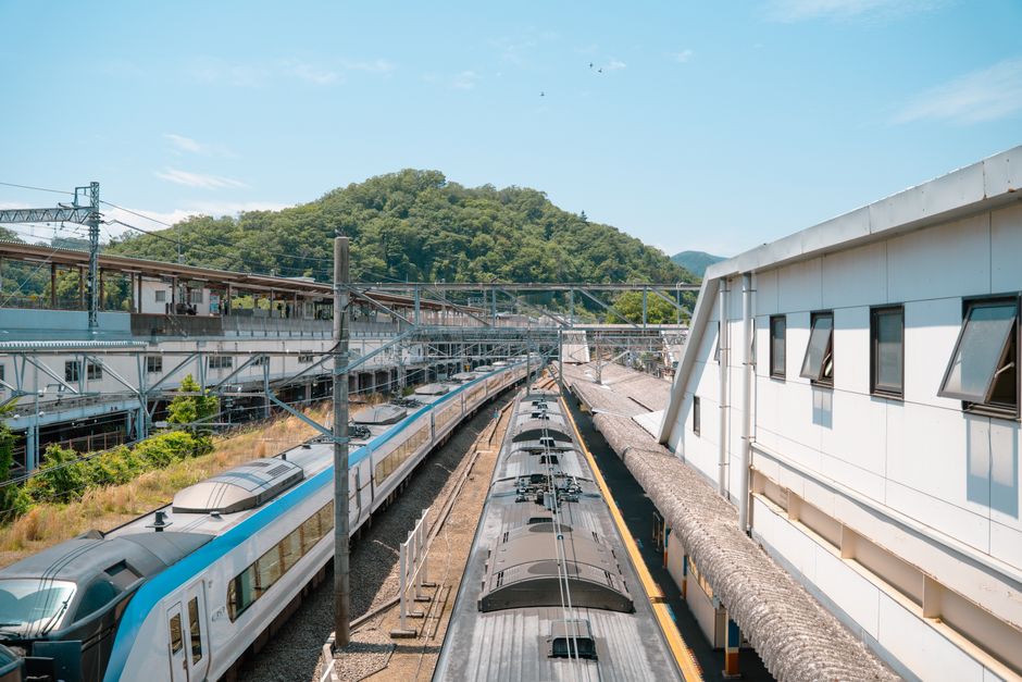 日本特急列車停靠月台（示意圖）