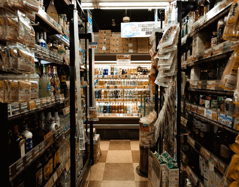 日本超商貨架擺滿零食與飲料，商品種類琳瑯滿目