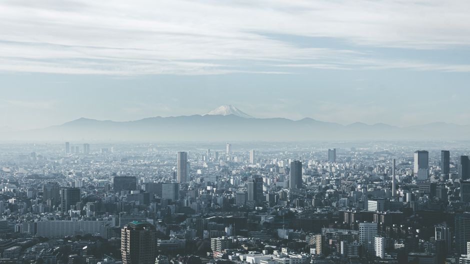 東京市區高樓天際線，遠方隱約可見富士山輪廓